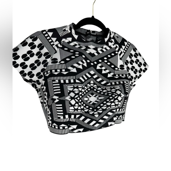 Akira cropped black and white stretch geometric top new small - Picture 6 of 8
